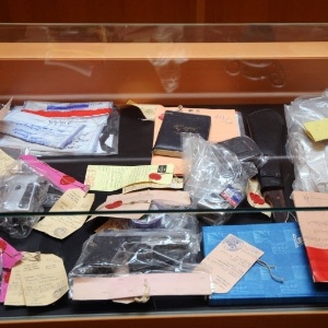 Foto mostra objetos em um tribunal de Grenoble, na França, antes do julgamento de Denize Soares