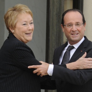 O presidente da França, François Hollande, cumprimenta a primeira-ministra do Québec, Pauline Marois, no Palácio Eliseu, em Paris. Imagem de 15/10/2012 - Yoan Valat/Efe