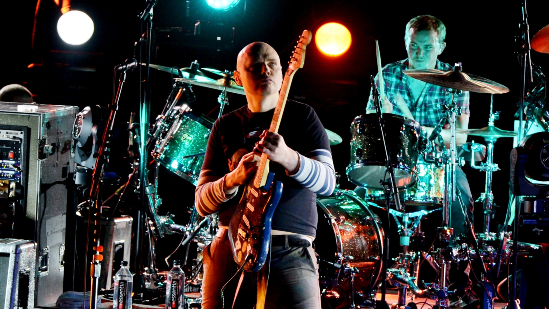 Nicole Fiorentino e Billy Corgan, do Smashing Pumpkins, se apresentam em show da banda no Gibson Amphitheatre em São Francisco, Califórnia. O setlist da apresetação teve 22 músicas, dividas entre o álbum mais recente do grupo, hits da carreira e covers de David Bowie e Kiss (14/10/12) - Getty Images