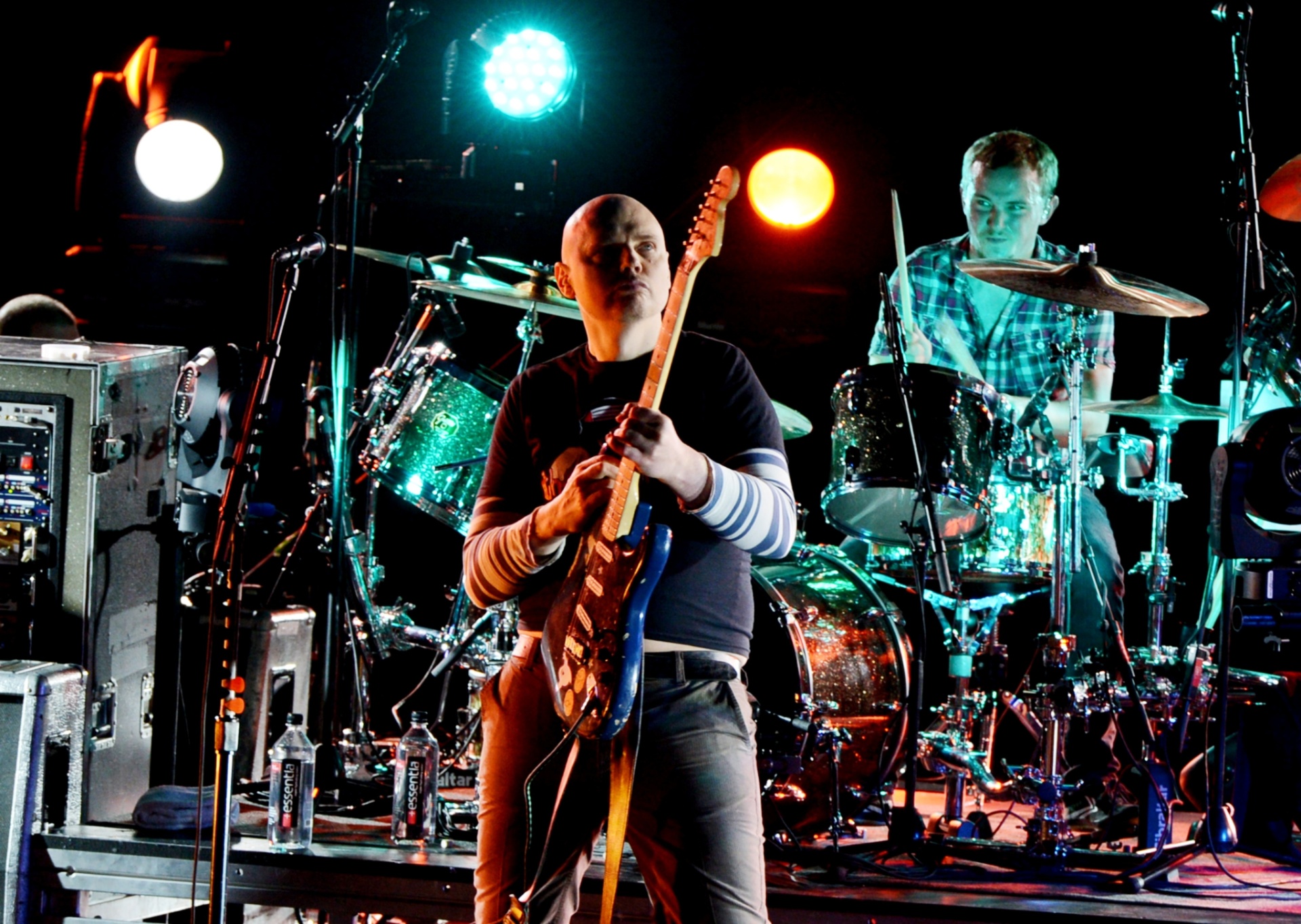 Nicole Fiorentino e Billy Corgan, do Smashing Pumpkins, se apresentam em show da banda no Gibson Amphitheatre em São Francisco, Califórnia. O setlist da apresetação teve 22 músicas, dividas entre o álbum mais recente do grupo, hits da carreira e covers de David Bowie e Kiss (14/10/12) - Getty Images