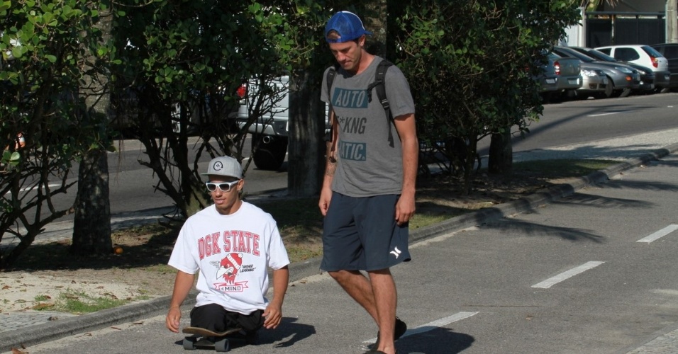 Bob Burnquist anda de skate na Barra da Tijuca ao lado de Ítalo, garoto que perdeu as pernas em um acidente de trem e teve a história mostrada no programa "Caldeirão do Huck" em 2011 (15/10/12)