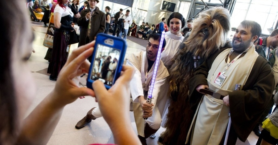 Cosplayers vestidos como personagens de "Star Wars" posam para fotos na Comic-Con de Nova York (13/10/12) - Charles Sykes/Invision/AP