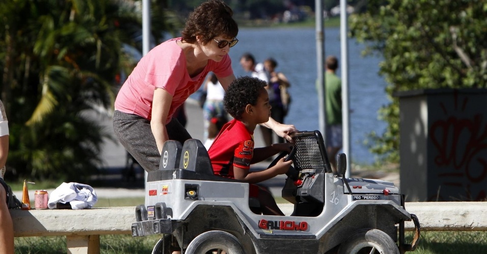 Drica Moraes brincou com o filho Gabriel no Parque dos Patins, na Lagoa Rodrigo de Freitas, zona sul do Rio (15/10/12). A atriz está no ar em "Guerra dos Sexos"