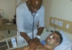 'Dr. Anderson' e Minotauro visitam o amassado Maldonado após cirurgia no nariz