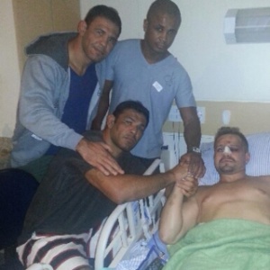 Fábio Maldonado recebe apoio de irmãos Nogueira após operar o nariz fraturado na derrota para Glover - Reprodução/Twitter