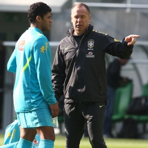 Mano Menezes com Hulk, mantido pelo técnico para dar ritmo ao esquema tático mais ofensivo