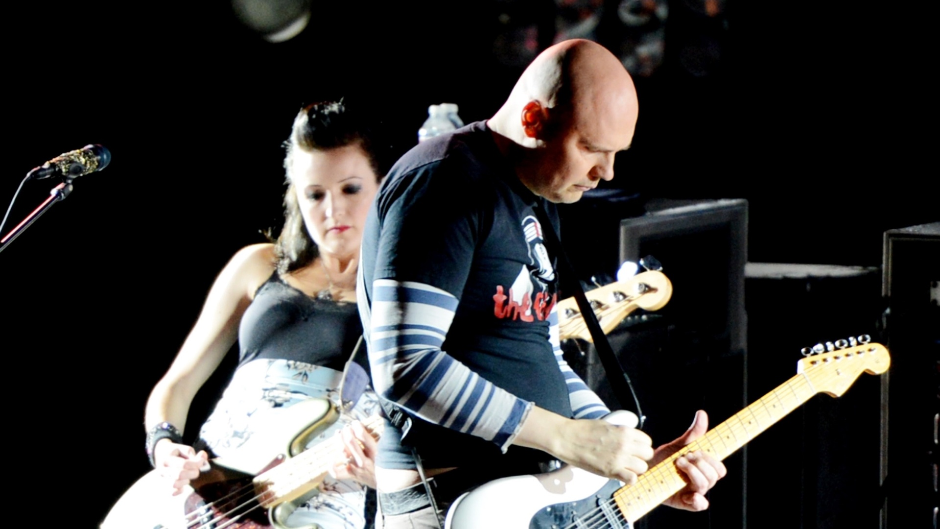 Nicole Fiorentino e Billy Corgan, do Smashing Pumpkins, se apresentam em show da banda no Gibson Amphitheatre em São Francisco, Califórnia. O setlist da apresetação teve 22 músicas, dividas entre o álbum mais recente do grupo, hits da carreira e covers de David Bowie e Kiss (14/10/12) - Getty Images