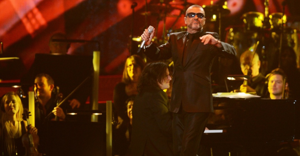 O cantor britânico George Michael se apresenta em Londres (13/10/12)