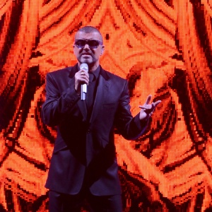 O cantor britânico George Michael se apresenta em Londres