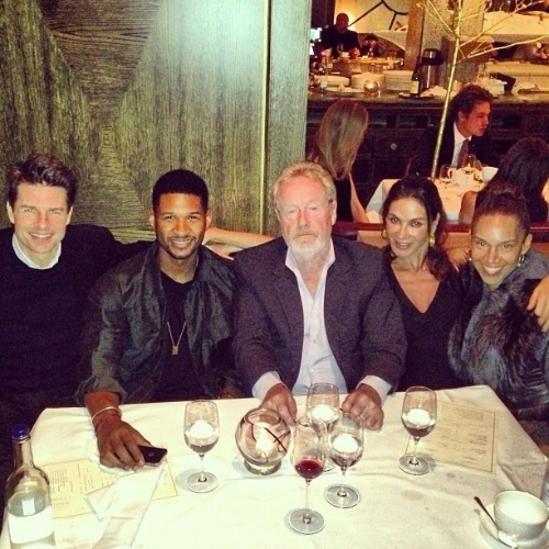 O rapper Usher comemora seu aniversário de 34 anos em um jantar com Tom Cruise e Ridley Scott, em Londres (13/10/12)