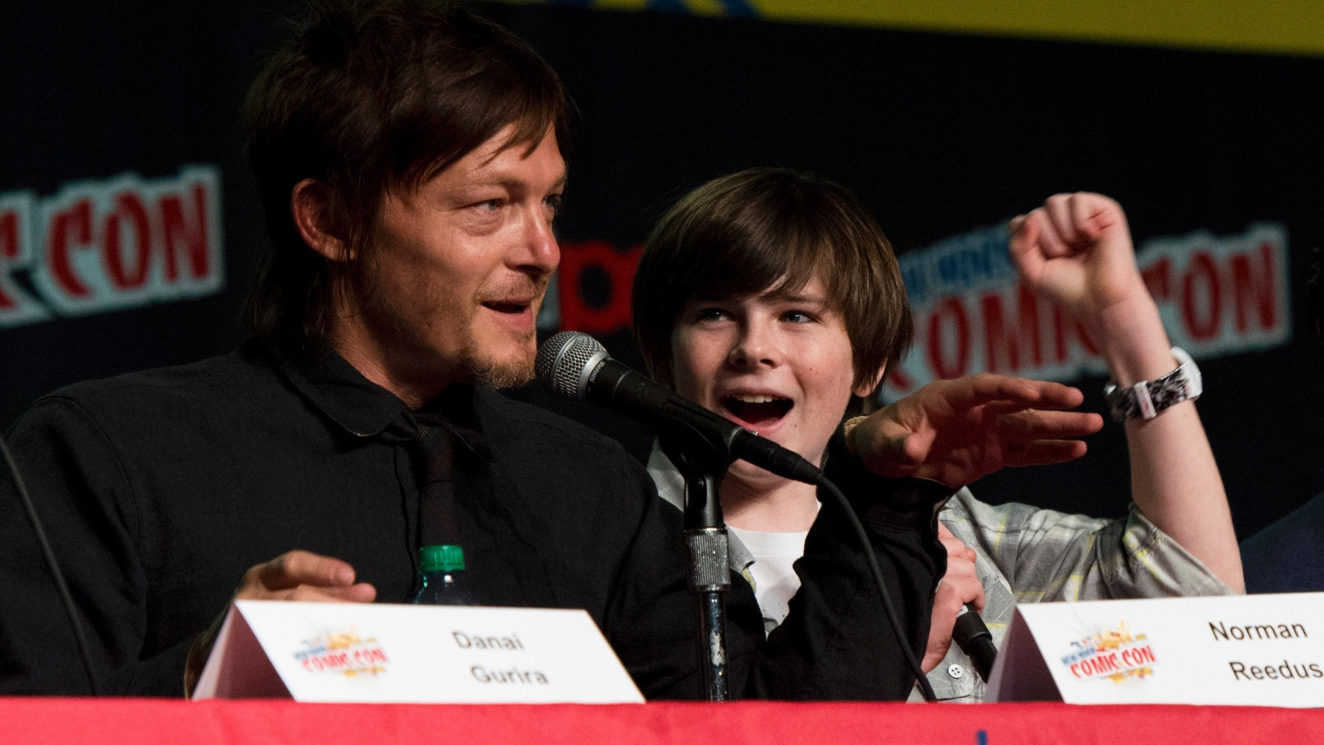 Os atores Norman Reedus e Chandler Riggs, atores da série de zumbis "Walking Dead", participam de painel sobre a série na Comic-Con de Nova York (13/10/12) - Charles Sykes/Invision