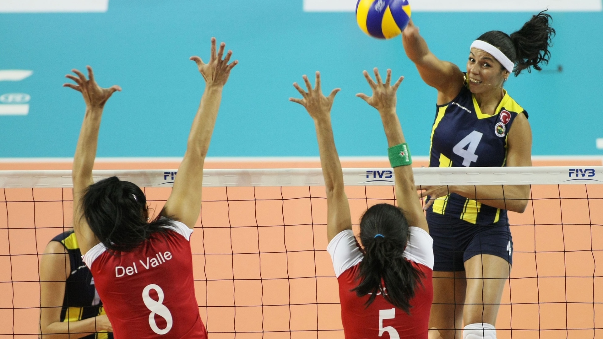 Paula Pequeno ataca por cima do bloqueio duplo do Lancheras. Brasileira marcou apenas 3 pontos na vitória do Fenerbahce nesta segunda-feira (15/10/2012) - undefined