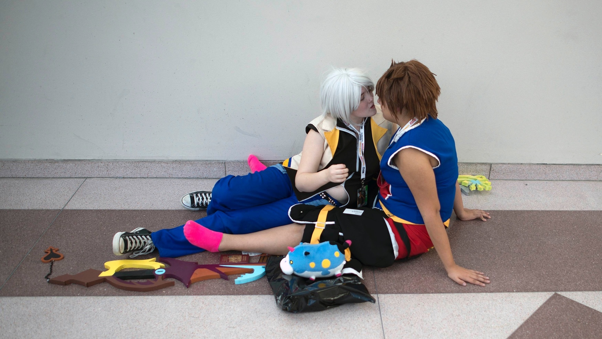 Vestidores como os personagens do jogo Kingdom Hearts, Jackie Andrews e Fernanda Bernades se beijam na New York Comic-Con (12/10/12) - REUTERS/Keith Bedford 