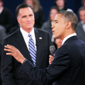 Barack Obama (à direita) e Mitt Romney durante debate eleitoral nos Estados Unidos