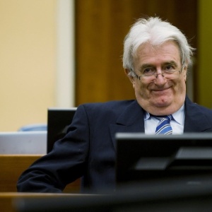 O ex-líder sérvio bósnio Radovan Karadzic começa a ser julgado por crimes de guerra no Tribunal Penal Internacional, em Haia, na Holanda