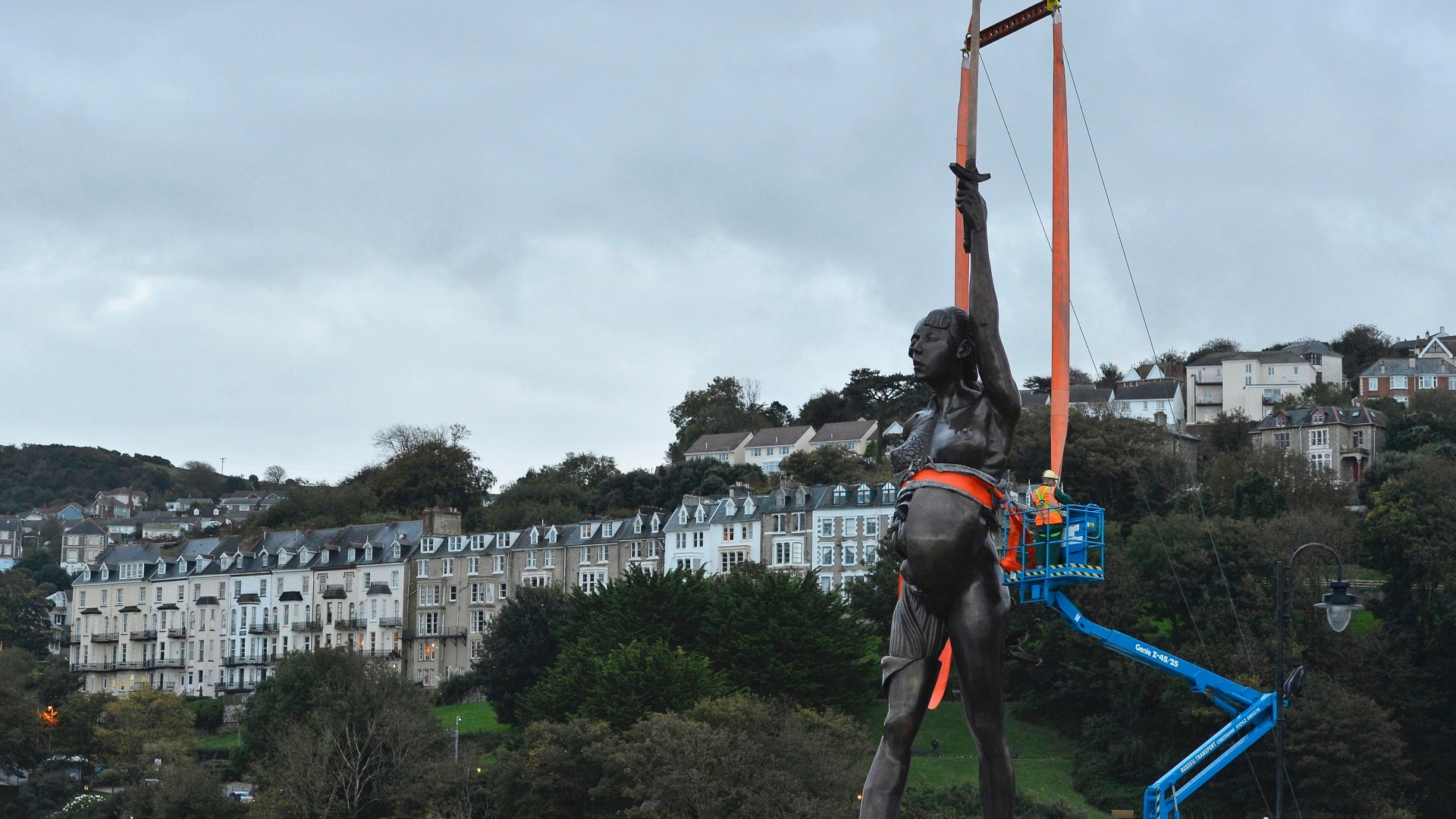 A colocação junto ao mar da estátua, com o objetivo de atrair a atenção para o povoado e incentivar o turismo, significou um intenso debate entre os partidários e detratores da obra - AP Photo/ Ben Birchall/PA