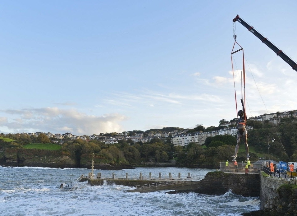 A colocação junto ao mar da estátua, com o objetivo de atrair a atenção para o povoado e incentivar o turismo, significou um intenso debate entre os partidários e detratores da obra -  REUTERS/Toby Melville