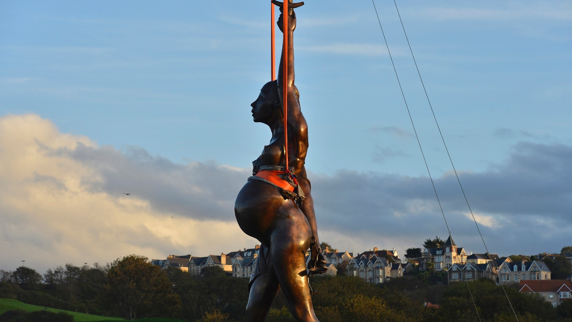 A estátua, que pesa 25 toneladas e que o artista doou por 20 anos à cidade localizada no condado de Devon, provocou opiniões distintas entre os moradores, que a classificaram desde "obra de arte" até "monstruosidade indecente" - AP Photo/ Ben Birchall/PA