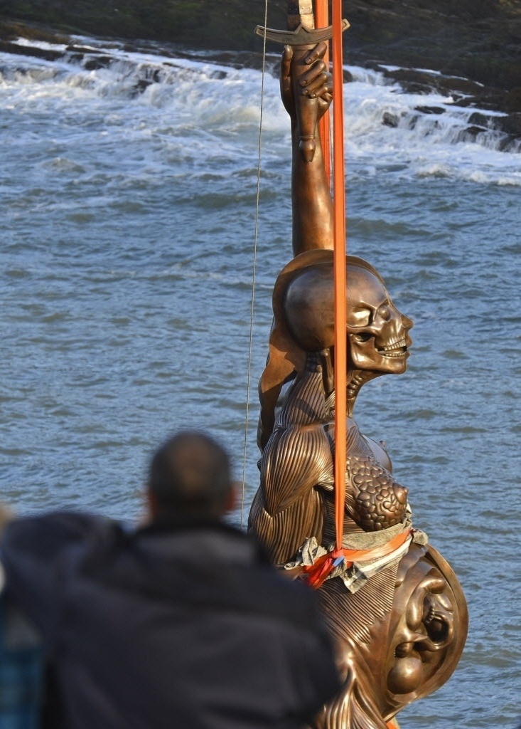 A estátua, que pesa 25 toneladas e que o artista doou por 20 anos à cidade localizada no condado de Devon, provocou opiniões distintas entre os moradores, que a classificaram desde "obra de arte" até "monstruosidade indecente" - REUTERS/Toby Melville