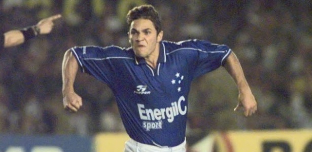 Alex Alves atingiu um dos pontos altos de sua carreira no Cruzeiro, onde atuou em 98/99 - Arquivo Folhapress