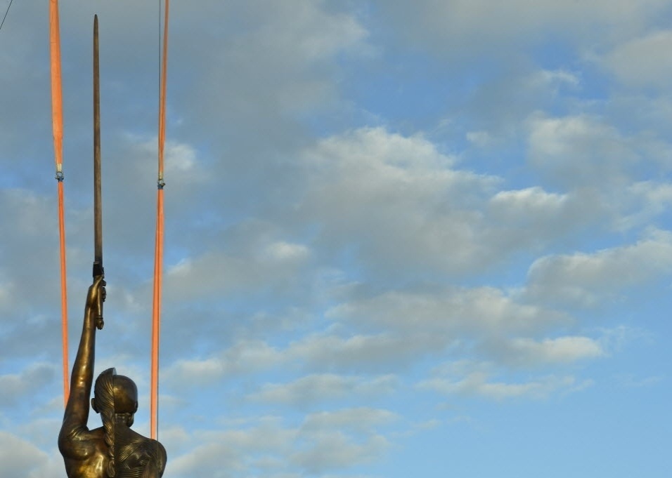 Algumas pessoas que assistiram a instalação da obra opinaram que a estátua irá colocar Ifracombe no mapa, mas outros a qualificaram de "imoral", "obscena", "ofensiva", "desagradável", "grotesca" e "um insulto para as mulheres" - REUTERS/Toby Melville