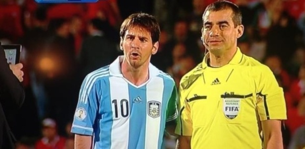 Nicolás Yegros, bandeirinha da partida, tira foto ao lado de Messi no intervalo de Argentina x Chile