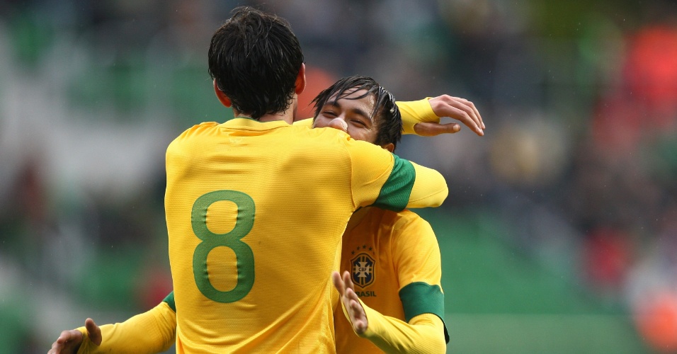 Após fazer o quarto gol do Brasil, Kaká recebe os cumprimentos de Neymar