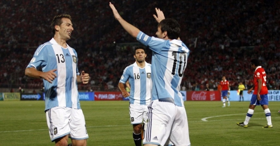 Campagnaro e Aguero correm para comemoram com Messi o gol marcado pelo camisa 10 contra o Chile