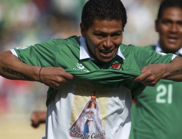 Carlos Saucedo comemora após marcar o primeiro gol da Bolívia no duelo contra o Uruguai