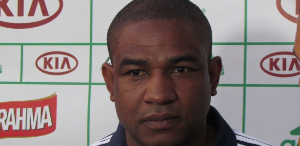 César Sampaio, gerente de futebol, conversa com repórteres em Recife - Danilo Lavieri/UOL Esporte
