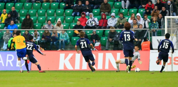 Com diversas cadeiras vazias ao fundo, Kaká chuta para marcar gol do Brasil na vitória sobre o Japão