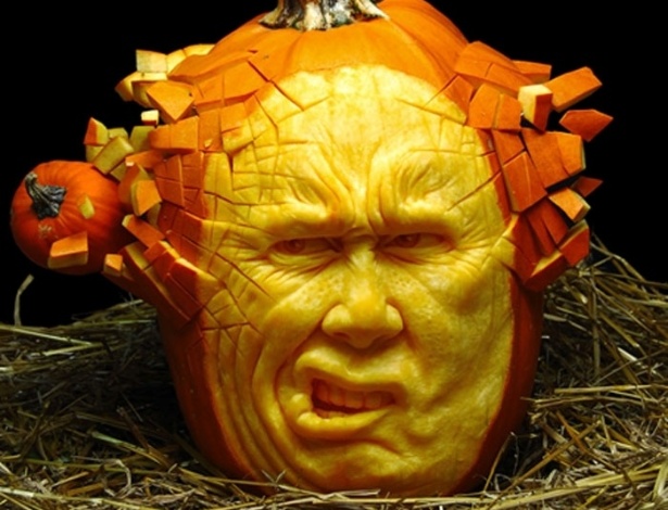 Com uma ferramenta semelhante a um ralador, Villafane começa marcando as áreas dos olhos e da boca da escultura, sempre preservando a área do nariz - o qual acaba se tornando um dos elementos mais importantes de suas esculturas. Então, ele vai "brincando" com o material até que a face esculpida ganhe personalidade e traços marcantes - Caters