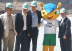 Ministro rouba cena em visita da Fifa ao Mineirão, 