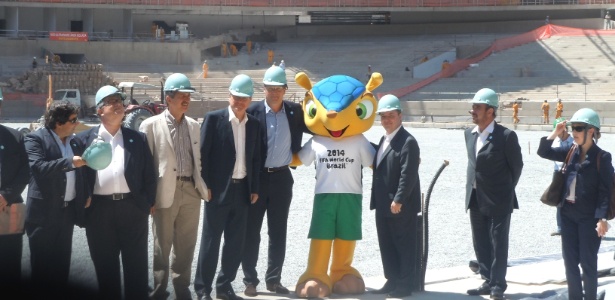 Comitiva da Fifa e autoridades, ao lado doTatu-bola, mascote da Copa de 2014, visitam o Mineirão