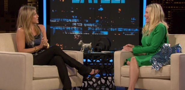 Jennifer Aniston é entrevistada por Chelsea Handler no programa "Chelsea Handler" (15/10/12)