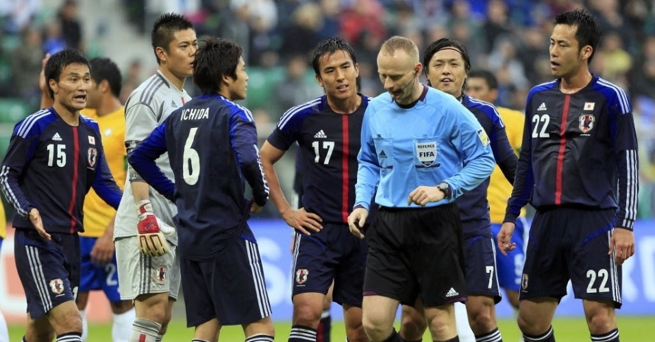 Jogadores da seleção japonesa reclamam de marcação da arbitragem