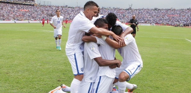 Jogadores de Honduras comemoram um dos gols na goleada por 8 a 1 sobre o Canadá - Gustavo Amador/EFE