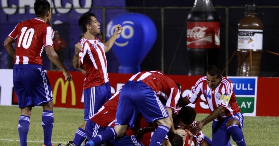 Jogadores do Paraguai comemoram gol da equipe na partida contra o Peru, em Assunção