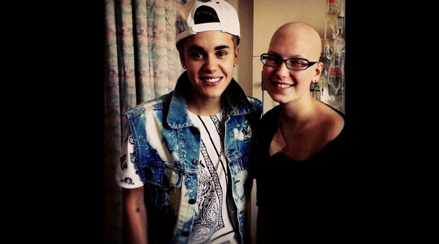 Justin Bieber visitou uma fã que está em tratamento contra um câncer no hospital Edmonton, no Canadá (15/10/12)