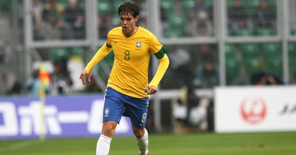 Kaká conduz a bola durante o amistoso entre Brasil e Japão