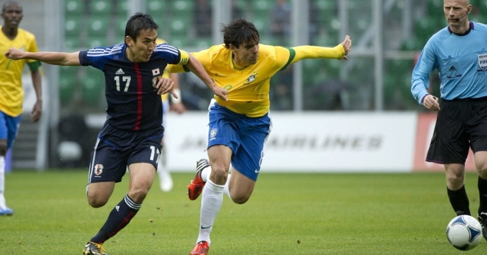Kaká é agarrado por rival japonês em amistoso na Polônia