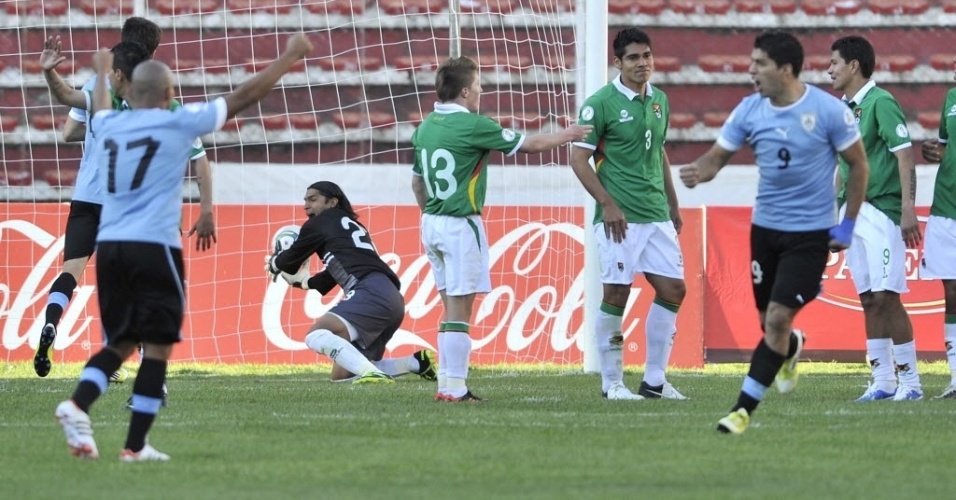 Luis Suarez comemora o gol de honra do Uruguai na derrota por 4 a 1 para a Bolívia, em La Paz