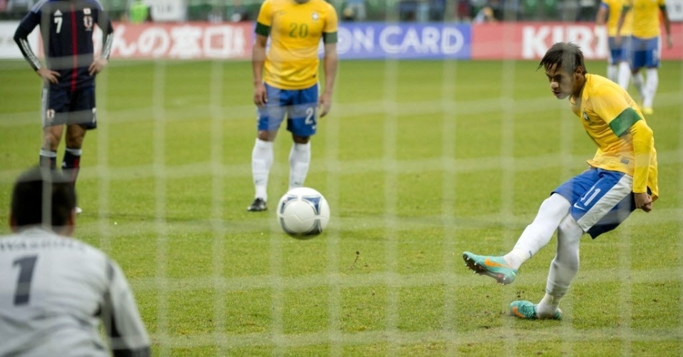 Neymar cobra pênalti para marcar o segundo gol da seleção brasileira contra o Japão