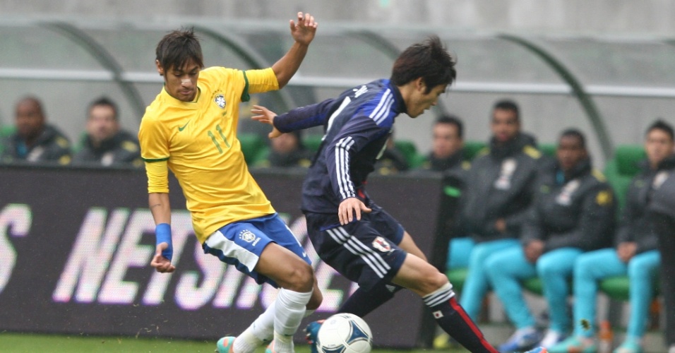 Neymar tenta passar pela marcação do adversário japonês
