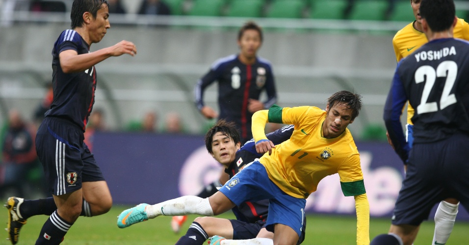 O atacante Neymar sofre com marcação da seleção japonesa