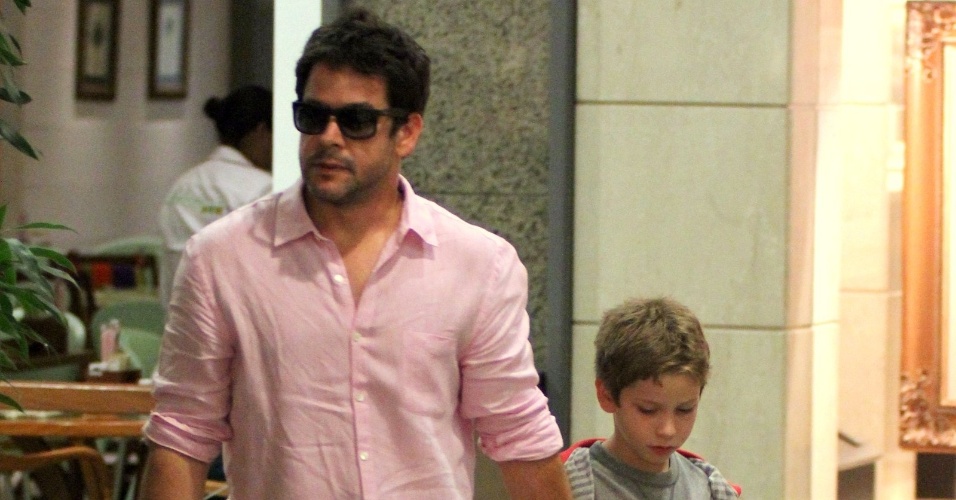 O ator Murilo Benício foi às compras com o filho em shopping do Rio de Janeiro e parou para falar com fãs (16/10/12)
