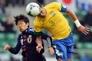 Zagueiro Thiago Silva ganha disputa pelo alto contra rival japonês; jogo rendeu bem à Rede Globo
