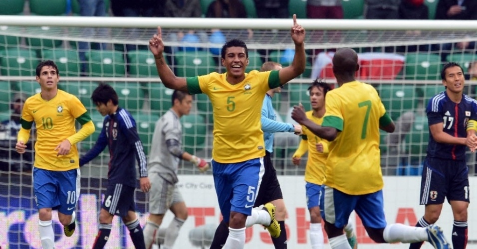 Paulinho (centro) comemora após fazer gol pelo Brasil contra o Japão