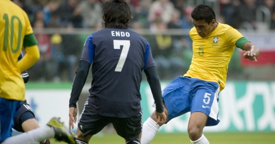 Paulinho chuta para marcar pela seleção brasileira contra o Japão