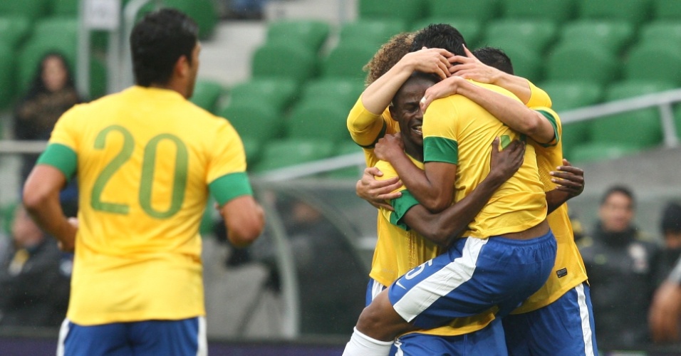 Paulinho é abraçado pelos companheiros de seleção brasileira após abrir o placar contra o Japão
